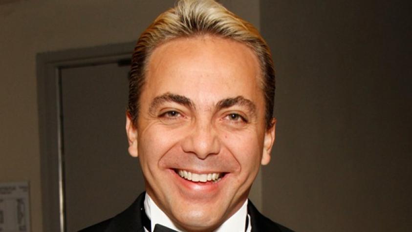 Cristian Castro cae en el escenario vestido de mujer
