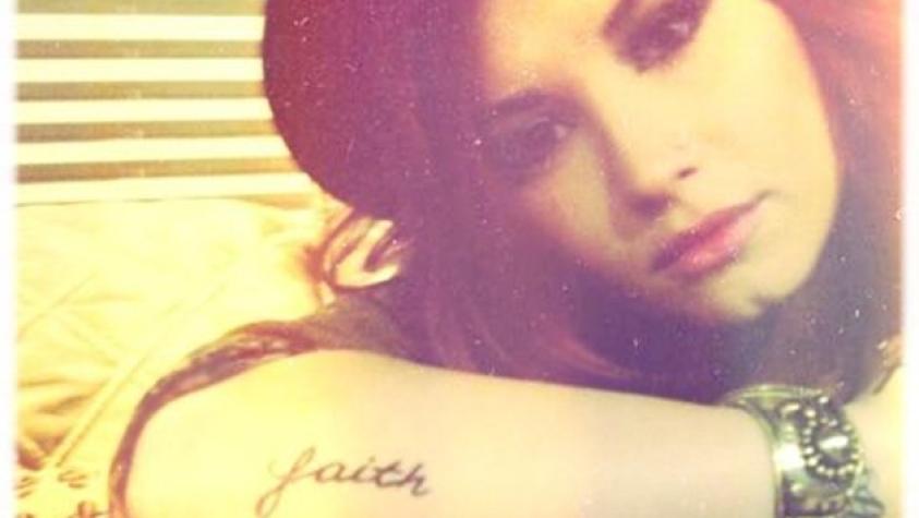 Demi Lovato se tatúa su brazo derecho