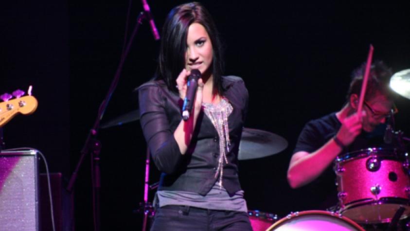 Demi Lovato confesó que rompe camarines por diversión