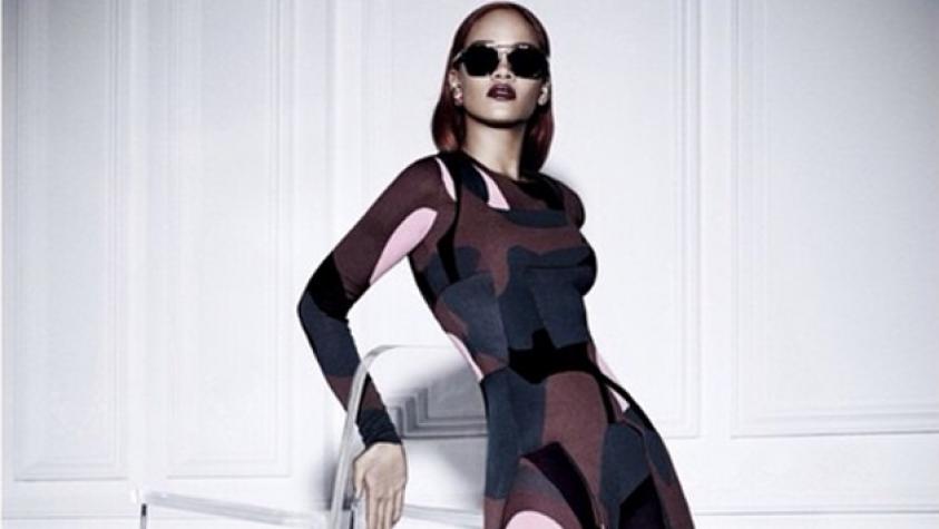 Rihanna posó con osado vestido de red para Dior