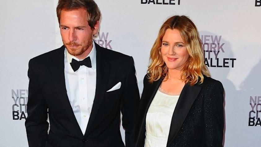 ¡Drew Barrymore sorprendida probándose su traje de novia!