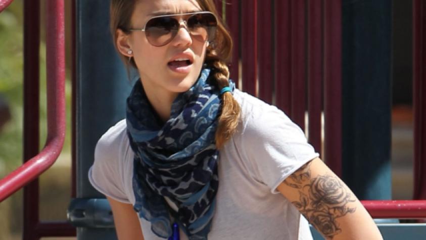 Jessica Alba mostró un enorme tatuaje en su brazo