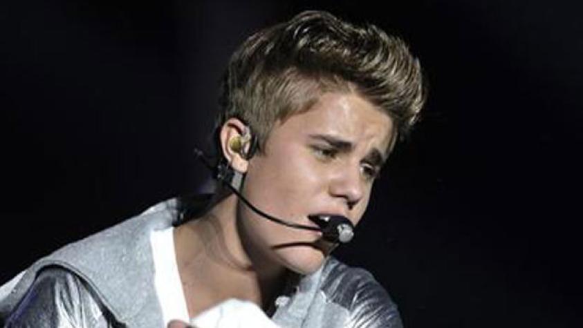 Justin Bieber golpéa a paparazzi tras intento de huir de la prensa