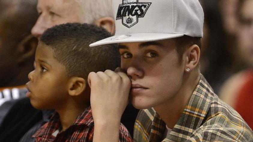 Amigos de Justin Bieber le roban en su propia casa
