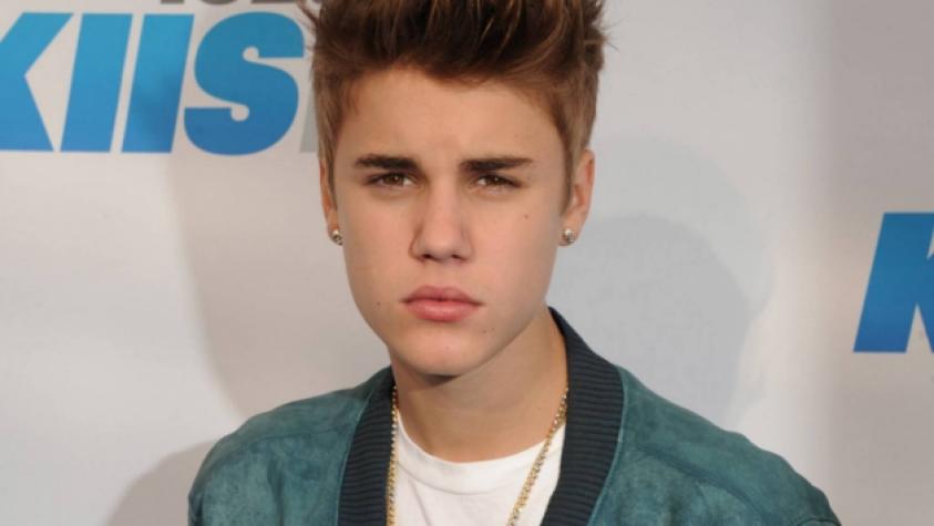 Justin Bieber interrumpe una entrevista por defender a su madre