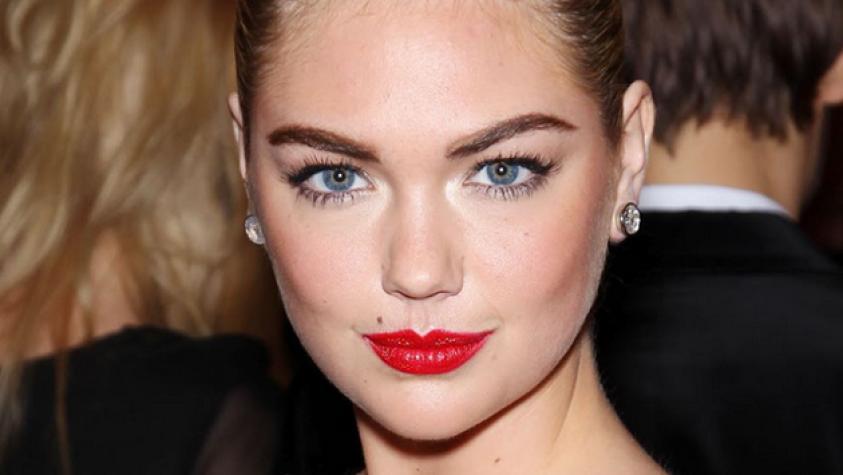 Kate Upton se la juega con vestido traslúcido