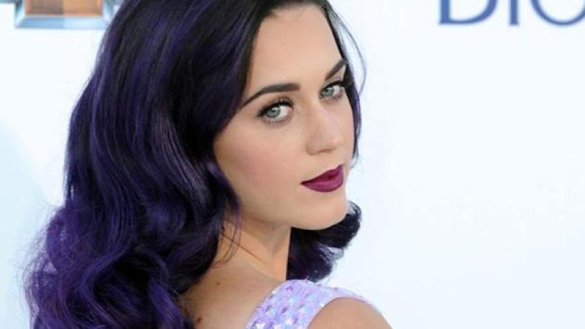 Katy Perry se tatúa en honor al SuperBowl