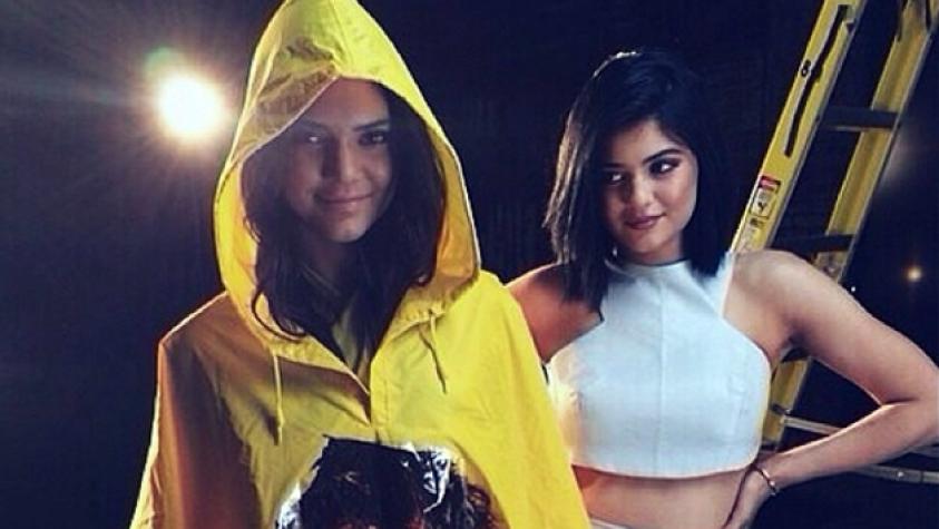 Las más chicas del clan Kardashian mostraron mucha piel en premiación