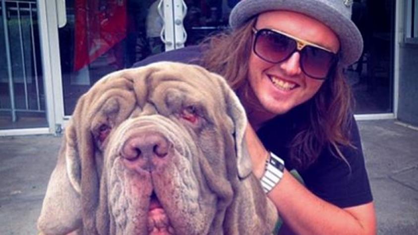 Juan Lacassie se toma intimidante foto con arma en mano