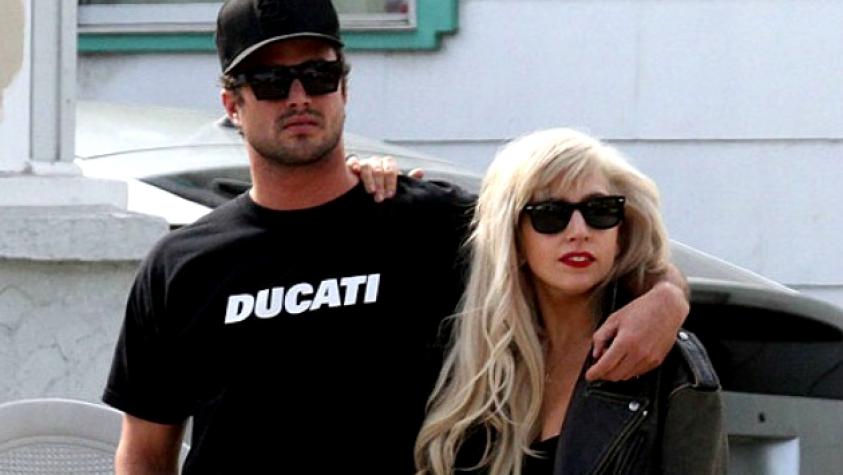 Lady Gaga habría vuelto con su guapo novio