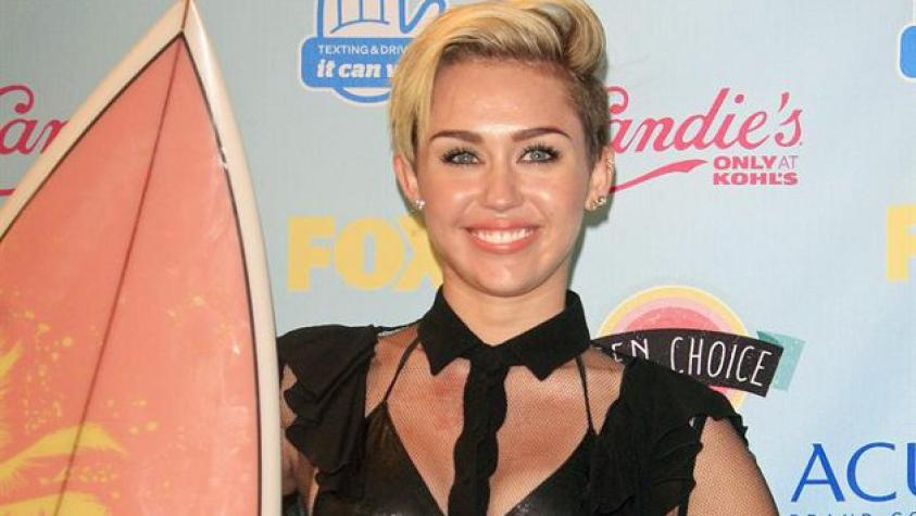 Le ofrecen a Miley Cyrus dirigir película para adultos