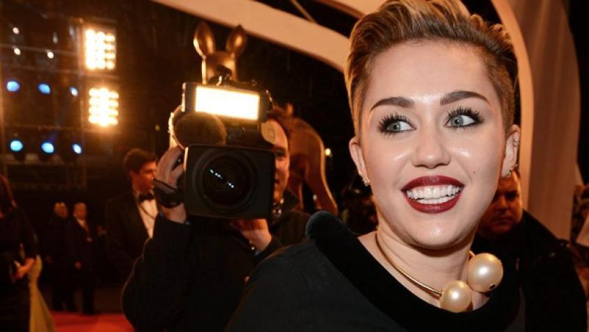 ¡Miley Cyrus hizo desaparecer sus cejas!