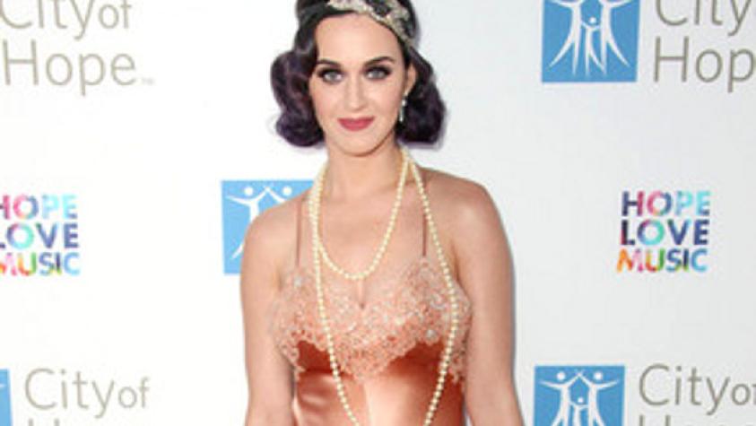 Katy Perry sorprende con antiguo look