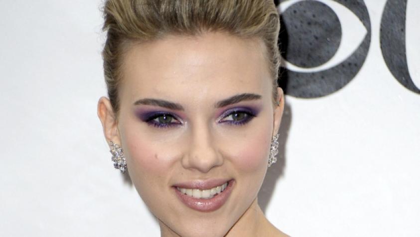 ¡Scarlett Johansson luce regia a cinco semanas de ser madre!