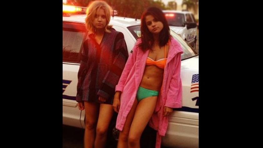 ¡Selena Gómez es arrestada  en bikini!