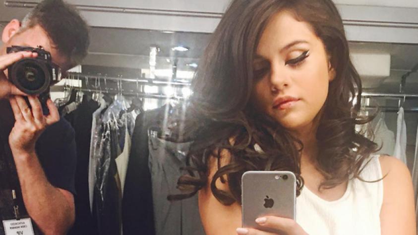 Selena Gómez se toma selfie con poca ropa