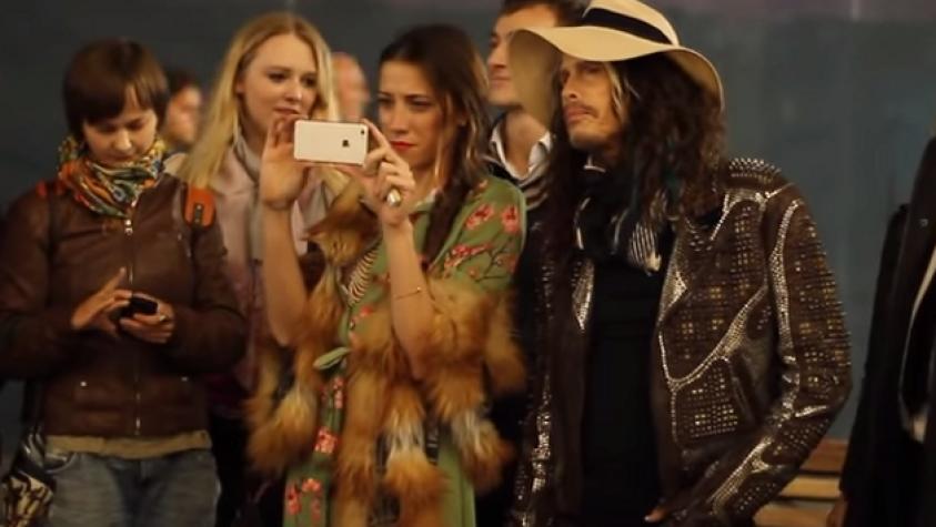 Steven Tyler sorprende a músico callejero que cantaba uno de sus éxitos