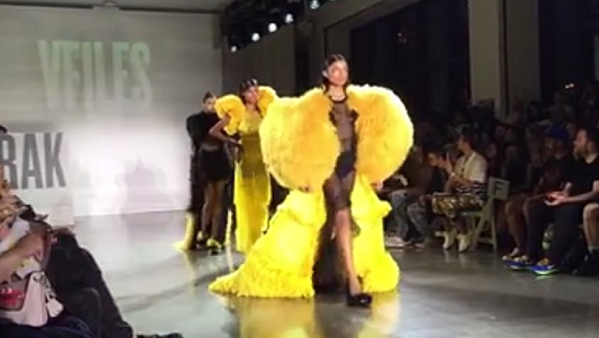 ¡Pura actitud! Modelo del NYFW se tropieza y sale airosa del desfile que lideraba