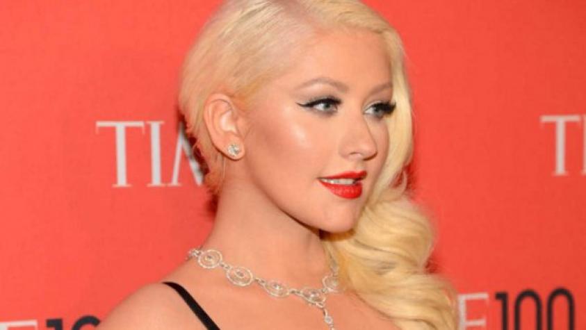 Casual y en topless ¡Así Christina Aguilera encendió la web!