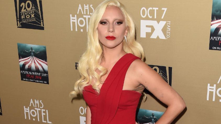 Lady Gaga apareció embarazada de 8 meses