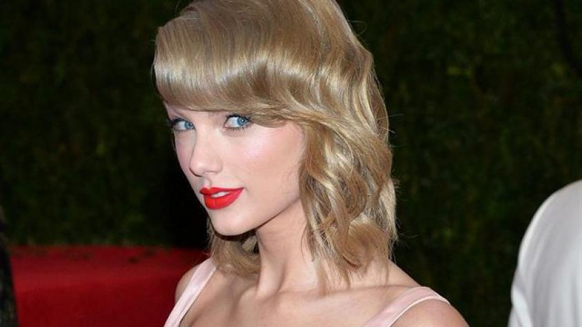 Fanáticas se tatúan la caligrafía de Taylor Swift 