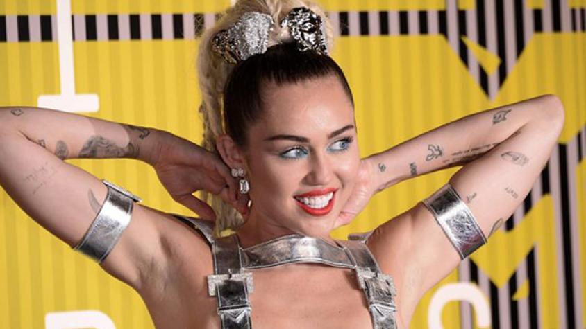 Miley Cyrus planea dar un concierto nudista