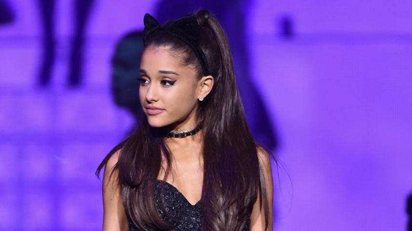 Ariana Grande se convierte en rubia platinada para su nuevo single
