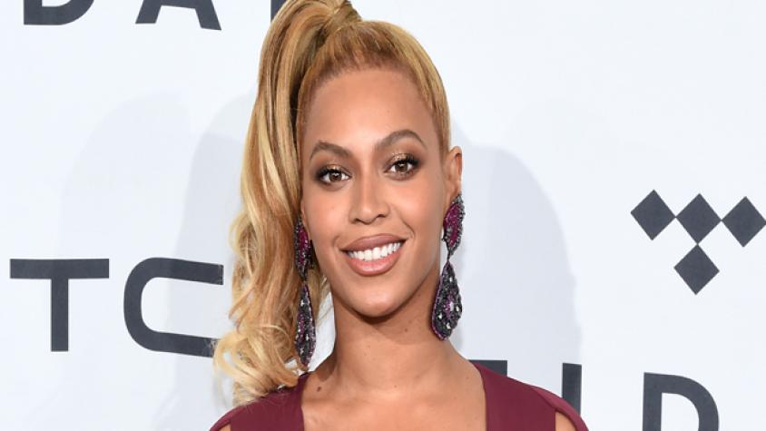 Beyoncé se molesta con estilista en plena alfombra roja