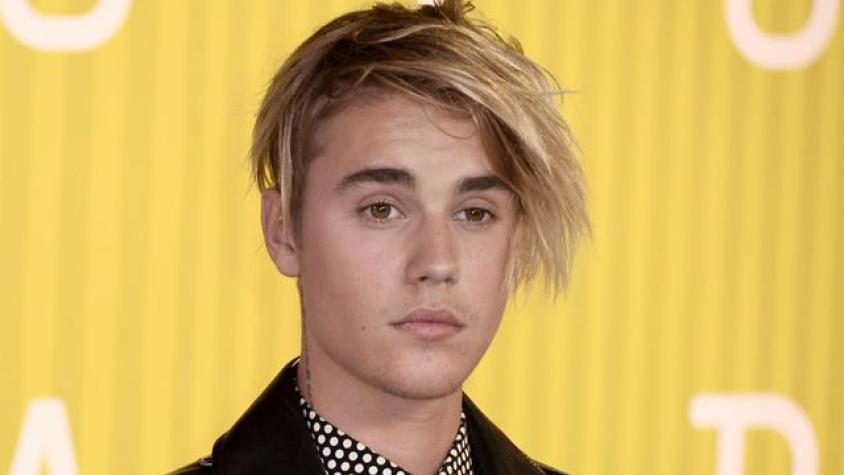 Justin Bieber de lo más cariñoso con nueva mujer 