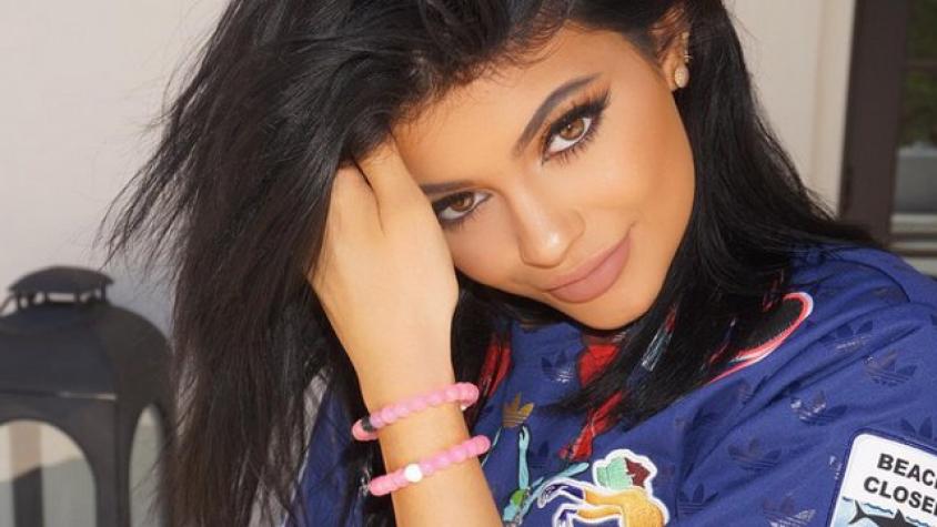 ¡Kylie Jenner usa calza modeladora con relleno de trasero!