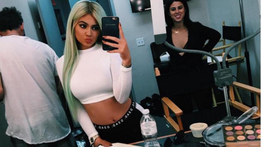 Kylie Jenner sale a la calle con calza transparente