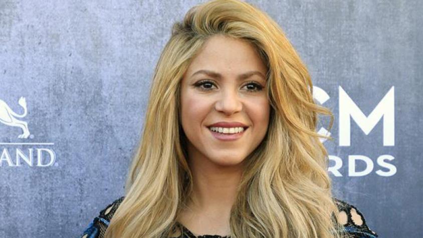 Shakira posa por primera vez en público con sus dos hijos