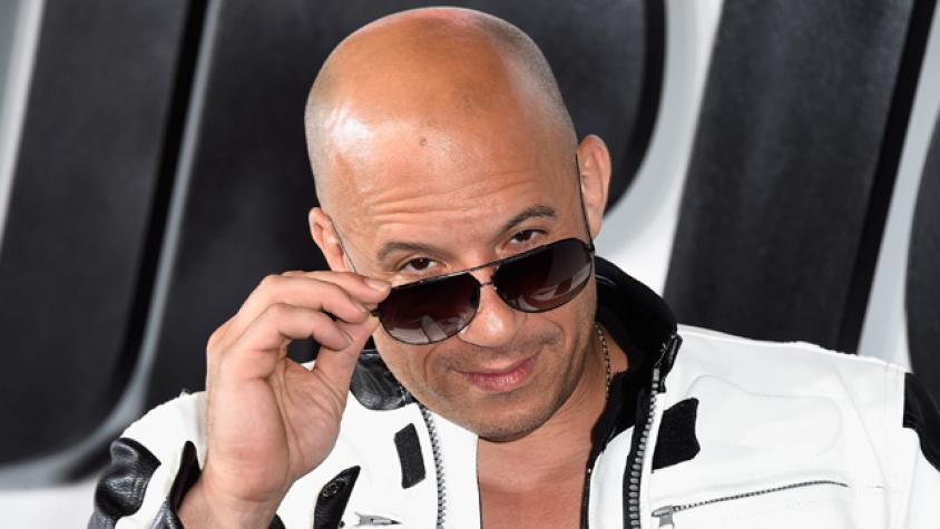 Vin Diesel responde a críticas por su cuerpo sacándose la polera