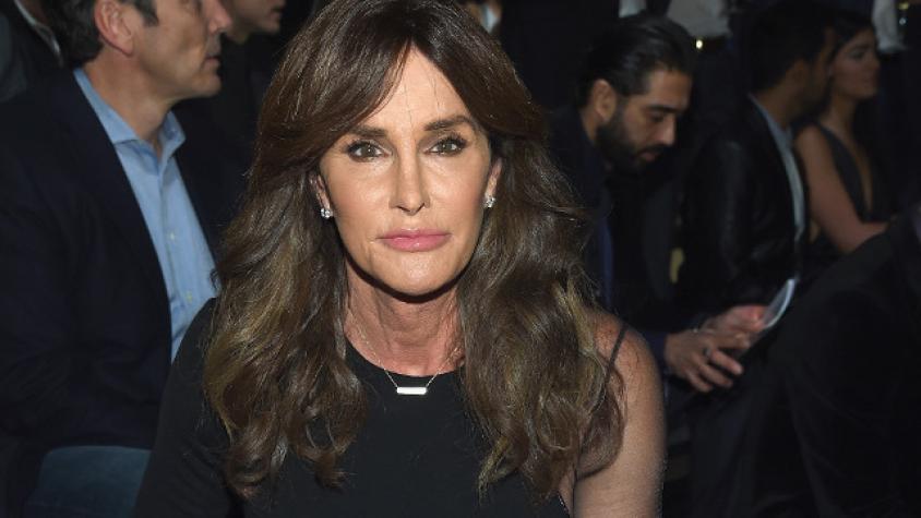 Caitlyn Jenner sufre impasse con su vestido y deja a la vista revelador “side boob”