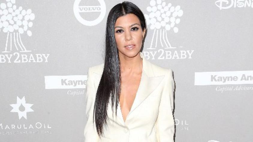 Atención bajitas: Kourtney Kardashian lució sus jeans “Flare” ¿Ya tienes el tuyo?