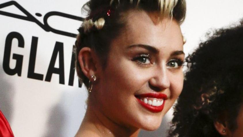 Piano langueteado por Miley Cyrus se subastó por millonaria suma 
