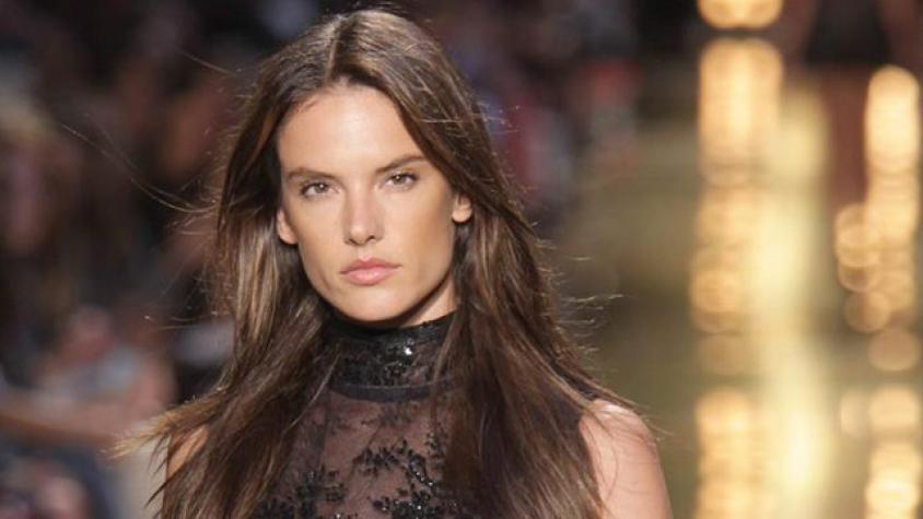Alessandra Ambrosio revela por error su secreto para la selfie perfecta