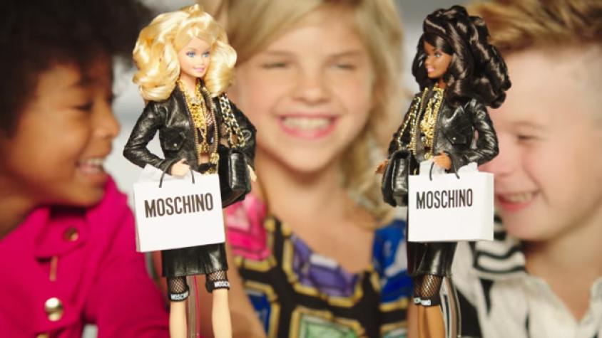Barbie incluye por primera vez a un niño en uno de sus comerciales