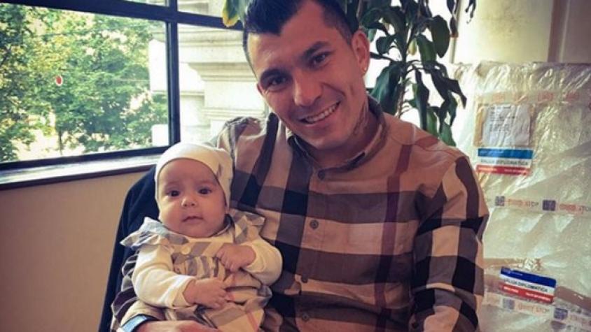 Mira cómo Gary Medel hace reír a su pequeña Alessandra 