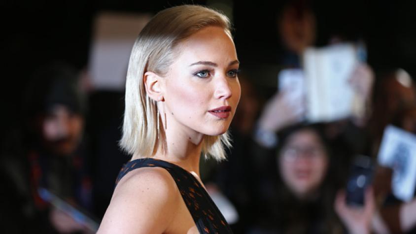 Jennifer Lawrence aparece con revelador vestido en la premiere de “Juegos del Hambre”