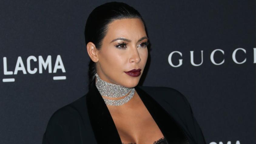 Kim Kardashian luce su embarazo con osada transparencia