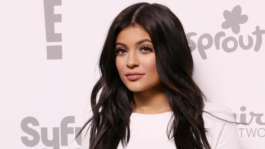 Kylie Jenner se va de shopping con polera transparente y sin sostén