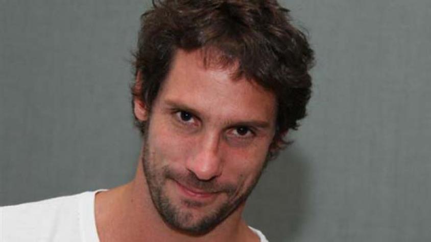 Captan a Gonzalo Valenzuela orinando en la vía pública