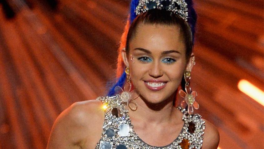 Miley Cyrus posa completamente desnuda para portada