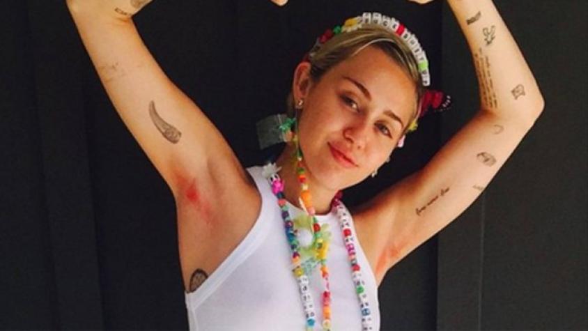 La curiosa anti-moda de las axilas peludas y brillantes