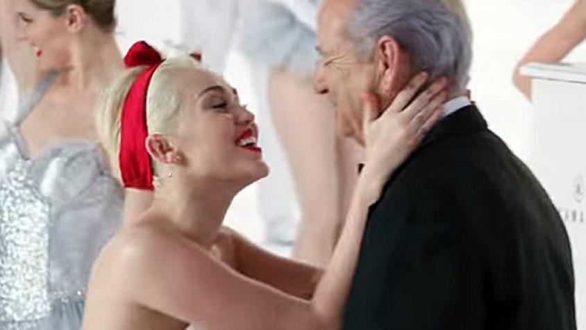 Miley Cyrus ya se vistió de pascuerita sexy ¡Y canta con Bill Murray!