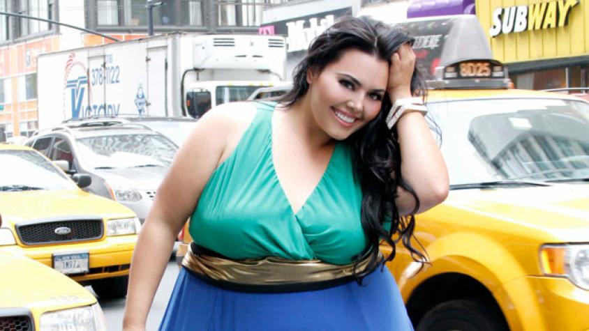 Modelo “plus” bajó 90 kilos tras pasar vergüenza en un avión