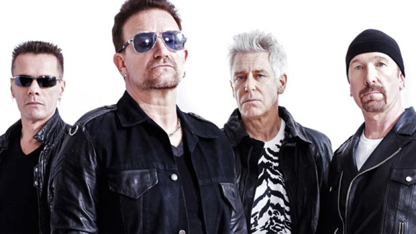 U2 deja ramos de flores a las afuera del teatro Bataclan