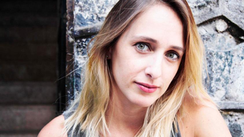 Andrea Velasco hizo topless para promocionar su nuevo disco 