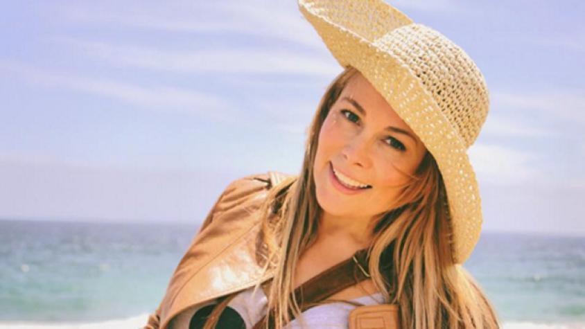 Cathy Barriga muestra su guatita de 4 meses